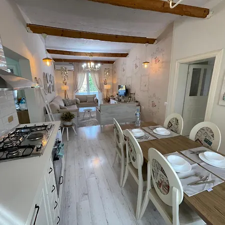 Jona Lovely Two Bedroom Ap Τίρανα